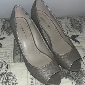 Womens 8.5M Adrienne Vittadini Taupe silver wedge peep toe heel